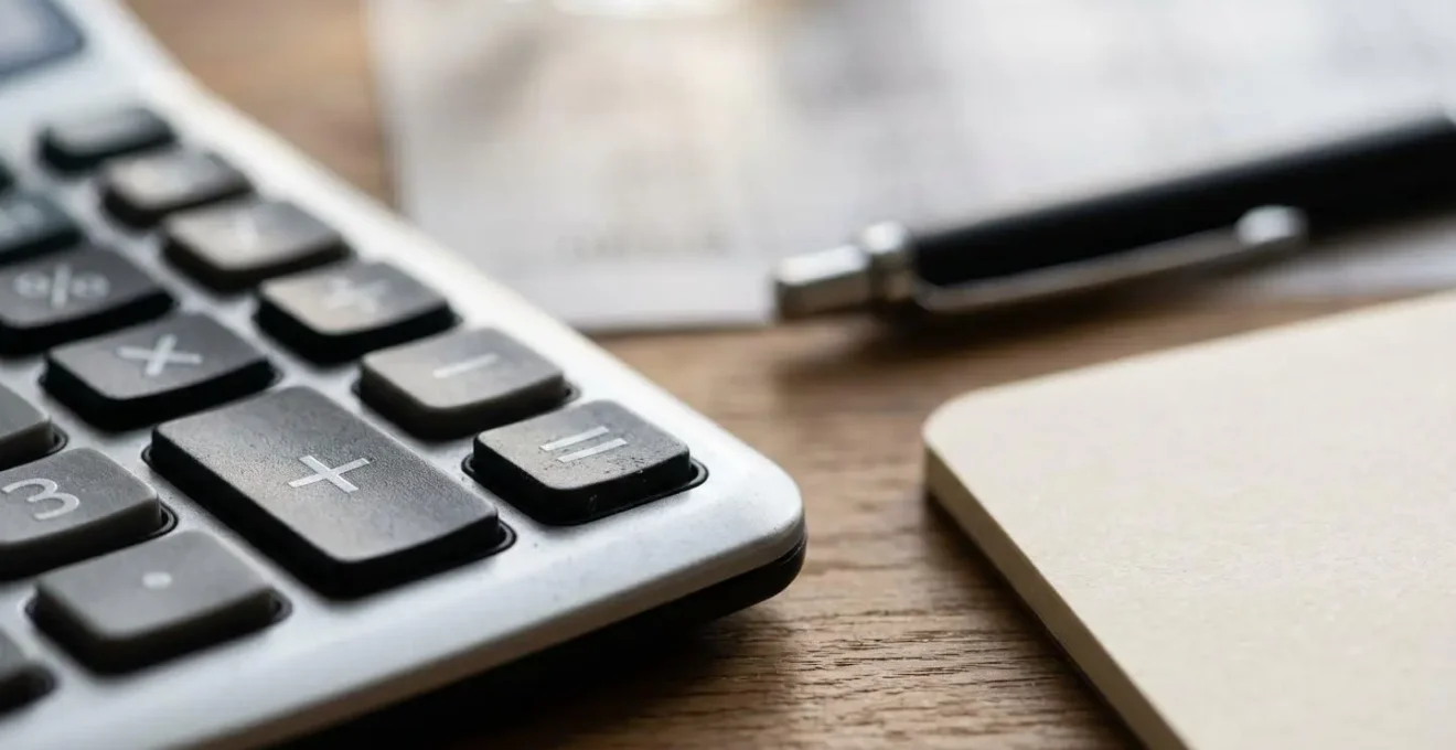 Vue détaillée de documents financiers et calculs pour le remboursement des frais de télétravail