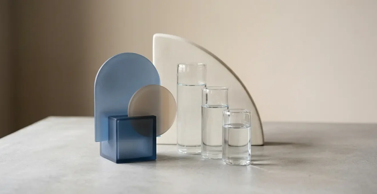 Composition symbolique illustrant le choix entre différentes options de couverture santé complémentaire