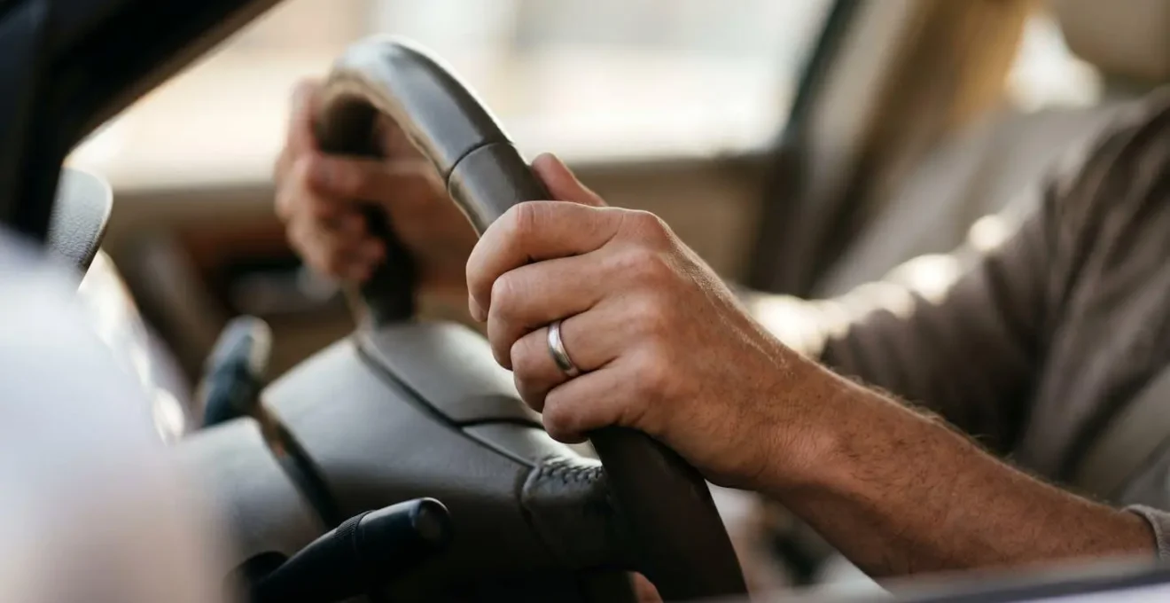 Représentation symbolique de la protection du conducteur avec focus sur la sécurité humaine plutôt que matérielle