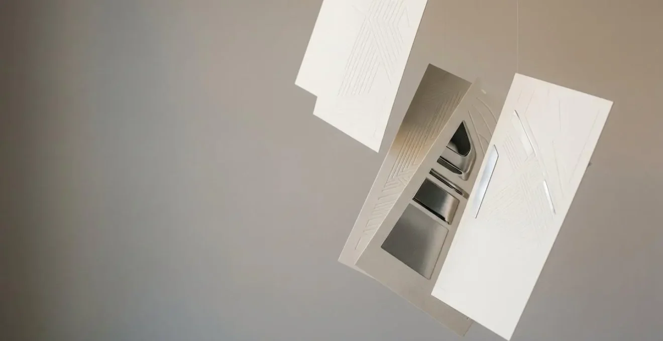 Composition minimaliste évoquant la synchronisation stratégique des échéances de contrats d'assurance automobile et moto