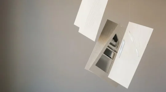 Composition minimaliste évoquant la synchronisation stratégique des échéances de contrats d'assurance automobile et moto