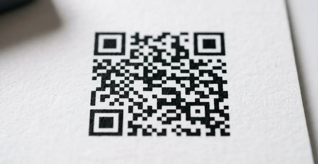 Gros plan sur un QR code imprimé sur un document médical avec une lumière douce