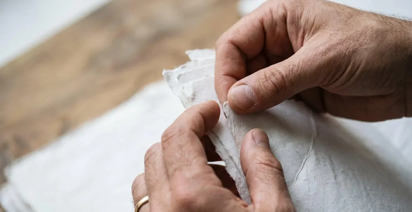 Gros plan sur des mains vérifiant méticuleusement des documents administratifs dans un environnement épuré